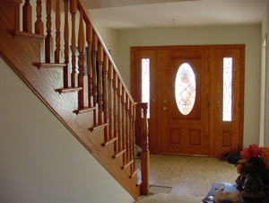 передпокій поруч зі сходами, феншуй сходи передпокою, сходи в будинку, фен-шуй сходи, феншуй сходами, енергія по сходах